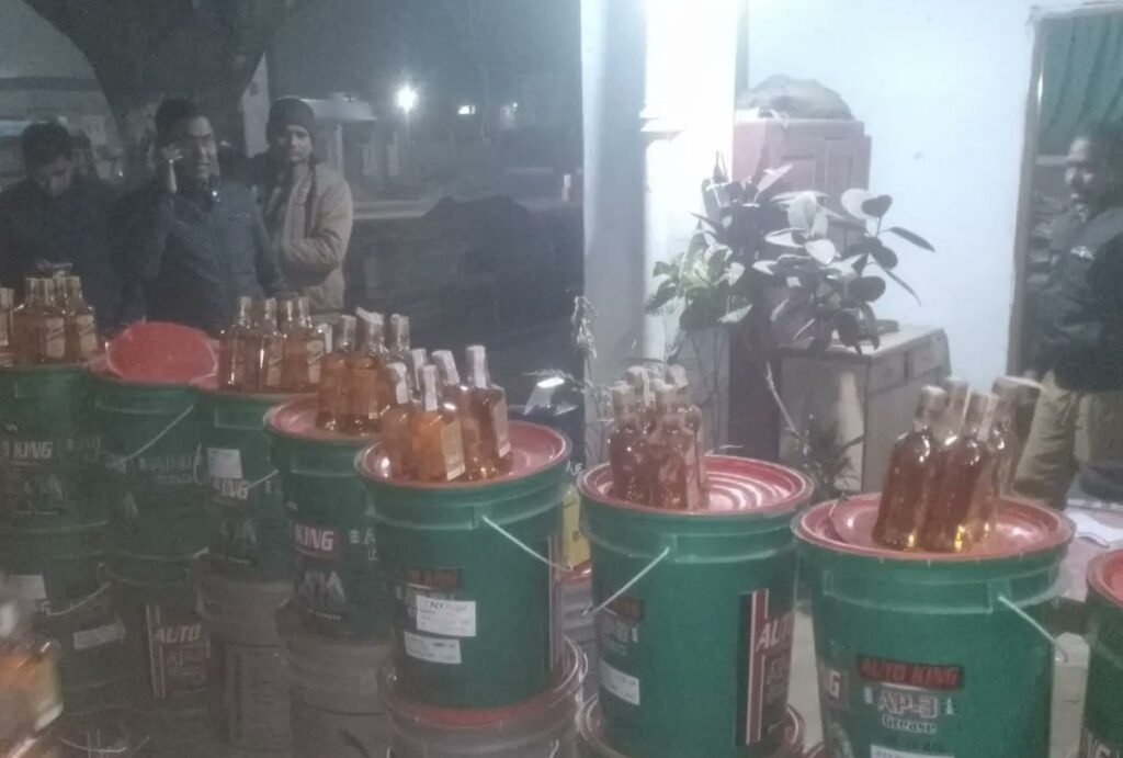 समस्तीपुर में मथुरापुर गडंक पुल के पास ग्रीस के सीलबंद डिब्बे से भारी मात्रा में मिली शराब, 3 धराए 1 20230118 212008 01