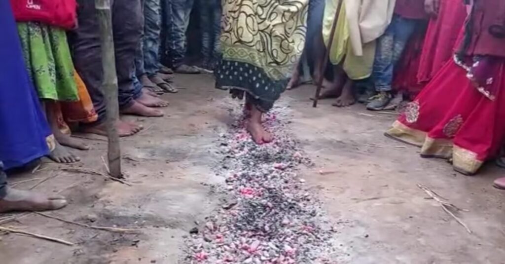 जलती आग पर नंगे पैर चले लोग, बिहार में यूं मनाई गई झील पूजा 1 20230124 115843