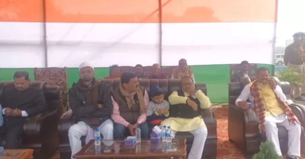 गणतंत्र दिवस समारोह में मर्यादा भूल गए JDU और BJP नेता, हाथपाई के बाद एक दूसरे को दी गंदी- गंदी गाली 1 20230126 151300