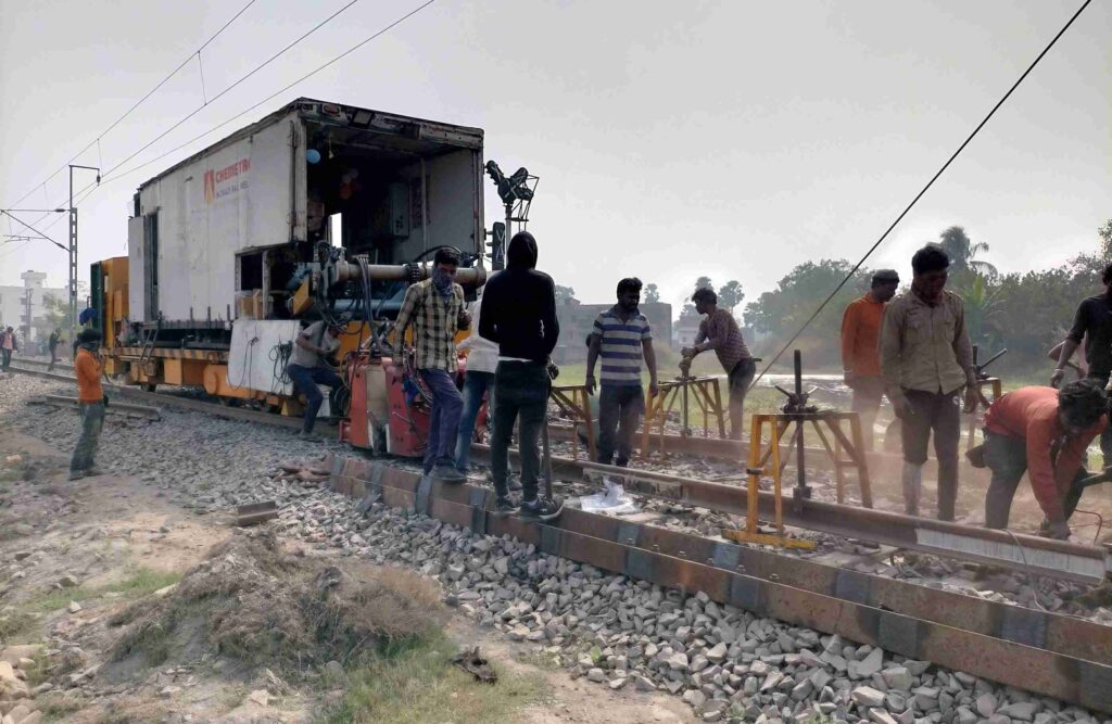 समस्तीपुर-रोसड़ा रेलखंड पर हुआ TWR वर्क, रेलवे ट्रैक को क्रेक से बचाने की तैयारी 1 630f434e 4126 4a34 9cd4 fd125c21cae8 1674805437421 01