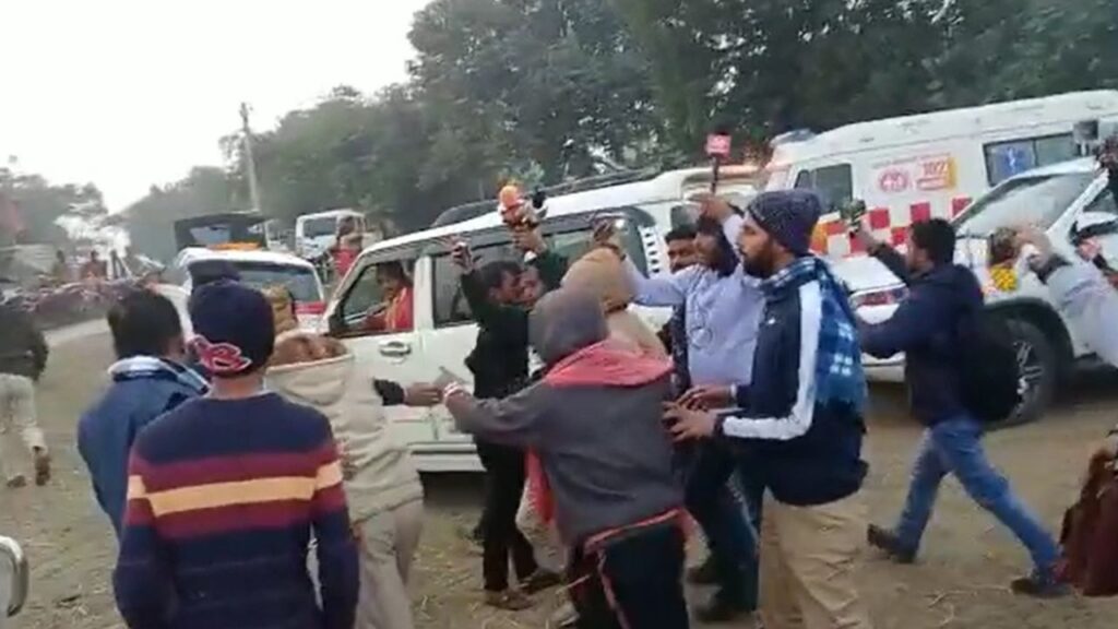 बक्सर में किसानों पर लाठी पड़ी तो राजनीति की रोटी सेंकने पहुंचे अश्विनी चौबे, गुस्साए लोगों ने किया पथराव; दौड़ाया 1 Ashwini Choubey driven away