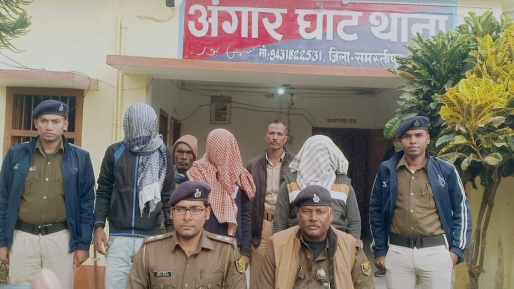 अंगारघाट रेलवे फाटक के पास लूट व फायरिंग मामले में ग्रामीणों के हत्थे चढ़े दोनों बदमाशों की हुई पहचान, लाइनर भी गिरफ्तार 1 FB IMG 1672626862351