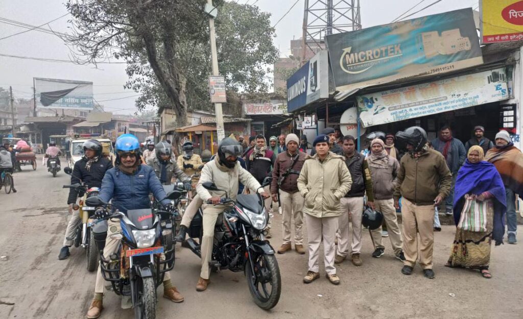 एसपी के टास्क के बाद हसनपुर पुलिस भी एक्शन मोड में, निकाला मोटरसाइकिल फ्लैग मार्च; बढ़ते क्राइम पर लगाम लगाने की पहल 1 IMG 20230109 WA0008