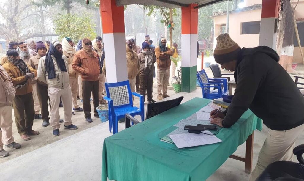 विभूतिपुर में क्राइम कंट्रोल को लेकर रणनीति तैयार, थानाध्यक्ष ने चौकीदारों को क्षेत्र में सक्रिय रहने की दी सलाह 1 IMG 20230110 WA0015 01