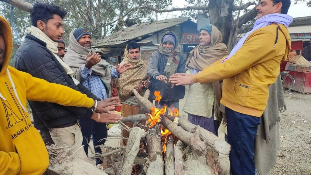 मुखिया ने अपने निजी कोष से चौक चौराहे व सार्वजनिक जगहों पर करायी अलाव की व्यवस्था 1 IMG 20230113 WA0003 01