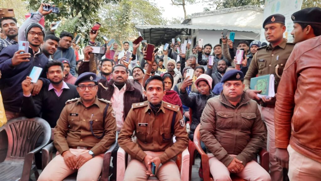 समस्तीपुर शहर और आसपास से चोरी व छीनी गई 58 मोबाइल पुलिस ने किया रिकॉवर, 4 टीमों ने 10 दिनों में पाई सफलता 1 IMG 20230116 WA0076