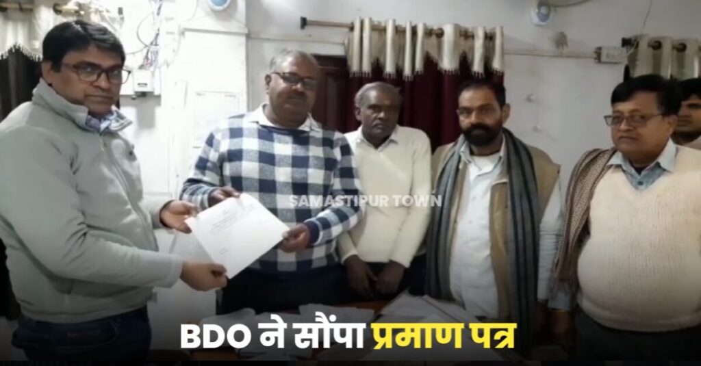 वारिसनगर व्यापार मंडल के निर्विरोध अध्यक्ष निर्वाचित हुए दिलीप, बीडीओ ने सौंपा प्रमाण-पत्र 1 IMG 20230118 WA0085
