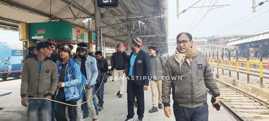 समस्तीपुर मंडल के विभिन्न रेलवे स्टेशनों पर बेटिकट दो सौ यात्री धराये, एक लाख 37 हजार रुपए की वसूली 1 IMG 20230120 WA0053 01