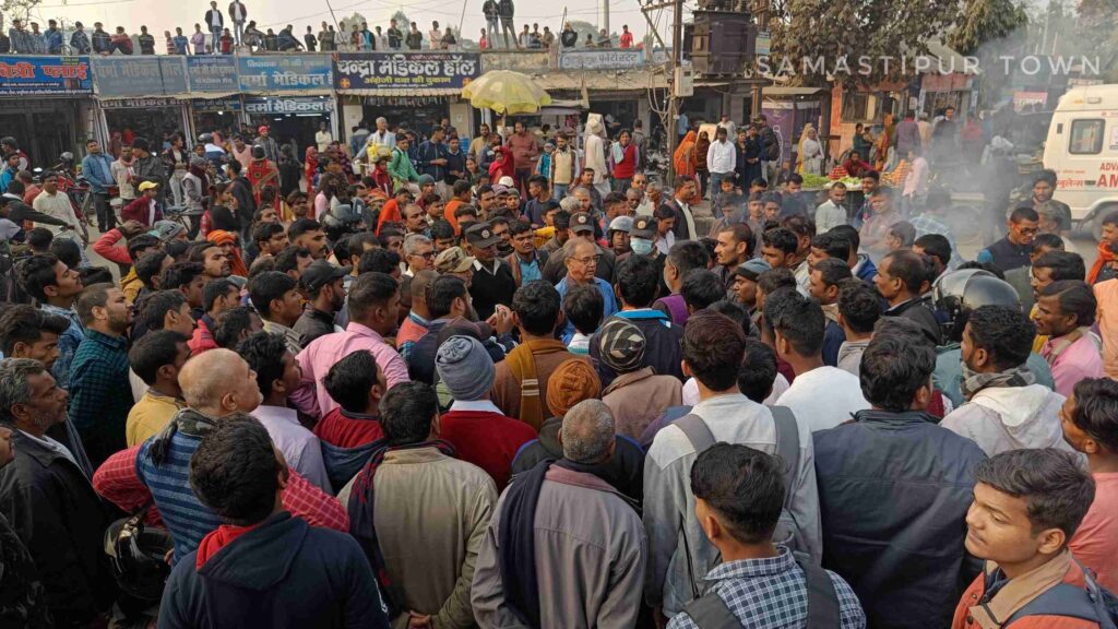 समस्तीपुर में ईएमटी की मौ'त के बाद भारी विरोध: एंबुलेंस चालकों ने एंबुलेंस को सड़क पर खड़ा कर किया जाम, गये हड़ताल पर 1 IMG20230123154104 01