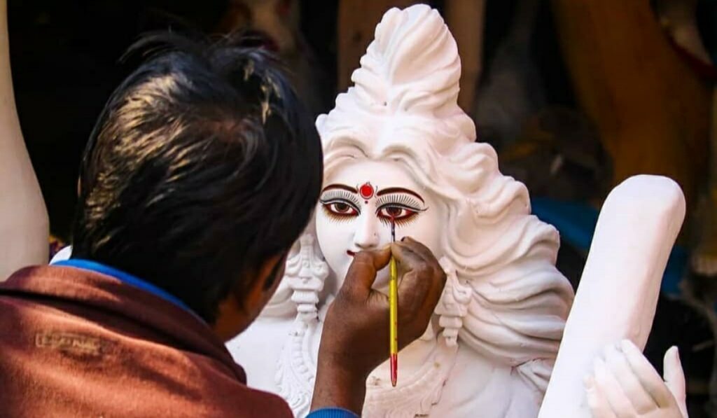 वसंत पंचमी के नजदीक आने के साथ ही मां सरस्वती की प्रतिमाओं को अंतिम रूप देने में जुटे मूर्तिकार 1 PicsArt 02 15 05.26.16 01