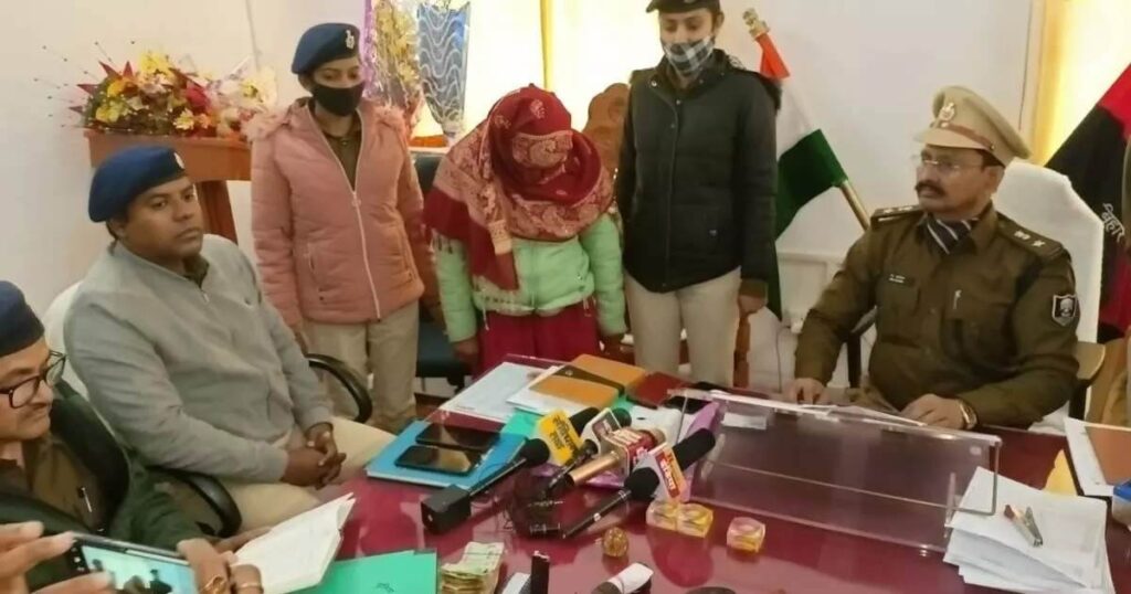 पटना के हॉस्टल में रहने वाली और फर्राटेदार अंग्रेजी बोलने वाली लड़की कट्टा के साथ गिरफ्तार, प्रेमी के साथ मिलकर करती थी तस्करी 1 Picsart 23 01 12 07 16 56 346