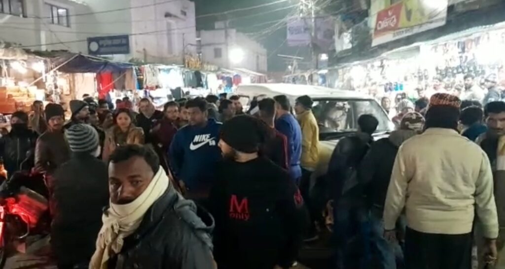 समस्तीपुर स्टेशन चौक पर देर शाम अनियंत्रित स्कार्पियो ने 3 लोगों को मारी जबरदस्त ठोकर, आक्रोशितों ने गाड़ी में की तोड़फोड़ 1 Screenshot 2023 01 14 23 32 17 82 92460851df6f172a4592fca41cc2d2e6 01
