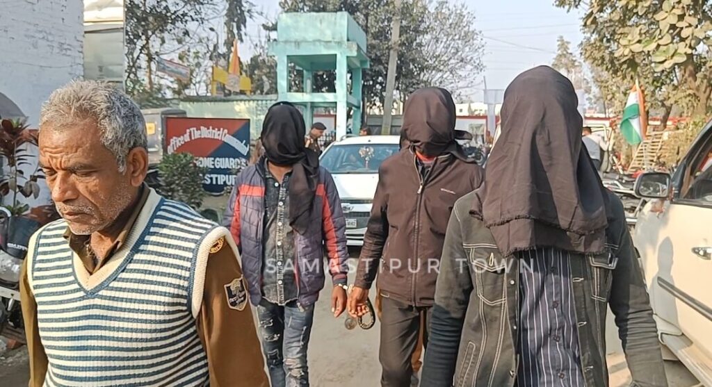 किराना दुकान में हुए लूट मामले का समस्तीपुर पुलिस ने किया खुलासा, देशी कट्टा एवं पिस्तौल के साथ तीन अपराधी गिरफ्तार 1 Screenshot 2023 01 29 17 15 44 55 92460851df6f172a4592fca41cc2d2e6 01