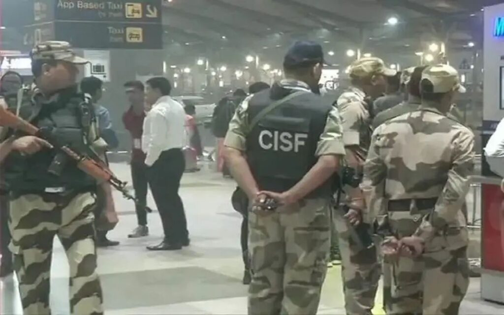 बिहार: CISF हेड कांस्टेबल राजेश सिंह को पुलिस पदक, अंधाधुंध फायरिंग कर रहे साथी जवान से छीनी थी राइफल 1 n465506810167466039433089c734b7c24fd118d69e9cdf1d9a48edfc848597068b7c23c2ea469c2cf06e91