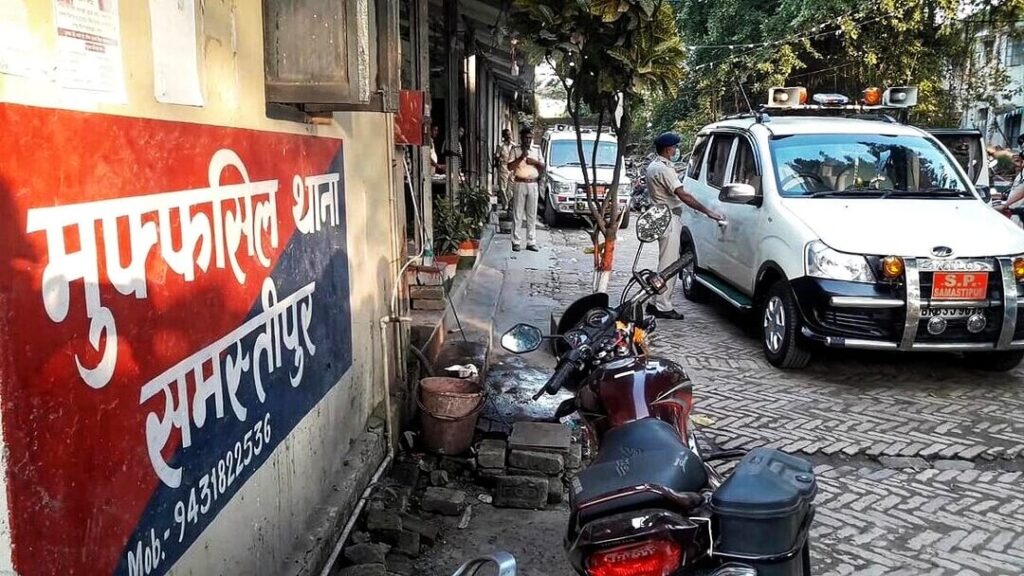 जितवारपुर कन्हैया चौक पर चोरी की दो बाइक व 250 ग्राम गांजा के साथ छह बदमाशों को पुलिस ने दबोचा 1 samastipur sixteen nine 01