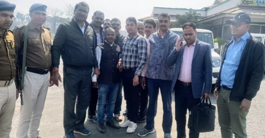 बिहार: 15 हजार रुपये रिश्वत लेते प्रधानाध्यापक गिरफ्तार, सेवा निवृत शिक्षक को अनआपत्ति प्रमाण देने के लिए मांग रहा था नजराना 1 20230214 185804
