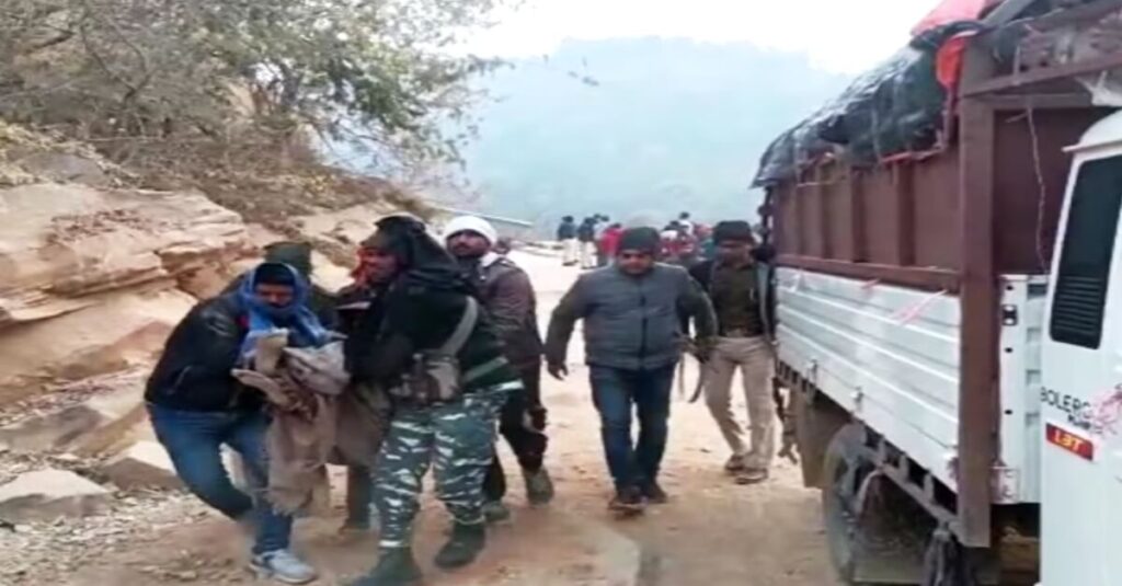 बिहार में भीषण हादसा: श्रद्धालुओं से भरी पिकअप वैन 70 फीट खाई में गिरी, तीन की मौत, 19 लोग घायल, कई लापता 1 20230217 105238