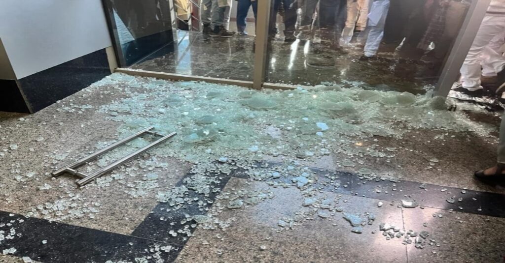 पटना में बाल-बाल बचे डिप्टी सीएम:बापू सभागार में कांच का दरवाजा टूटा, तेजस्वी के निकलते कार्यकर्ताओं ने किया हंगामा 1 20230217 180957
