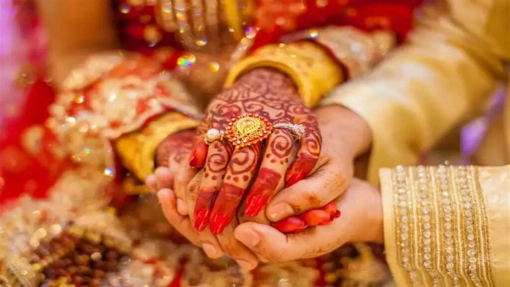 बिहार: 16 साल के लड़के की प्रेमिका निकली 3 बच्चों की मां, आपत्तिजनक हालत में पकड़े गए, ग्रामीणों ने करा दी शादी 1 29 11 2022 marriage1