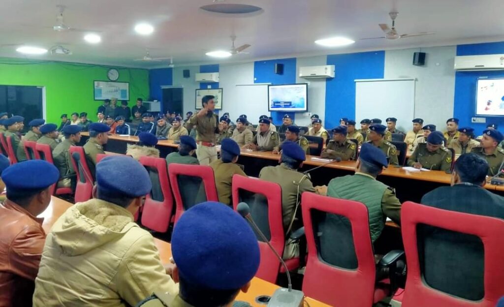 समस्तीपुर के SP ने पुलिस अधिकारियों को दिया तकनीकी ज्ञान, डिजिटल तरीके से केस डायरी लिखना भी सिखाया 1 FB IMG 1675429125390 01