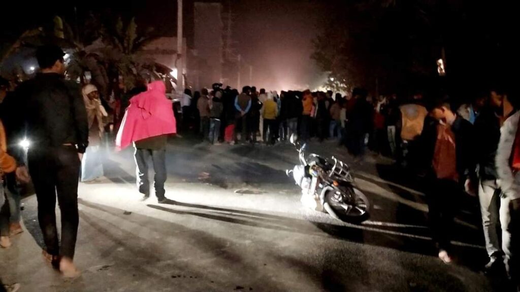 रोसड़ा में ट्रक ने बाइक सवार युवक को कुचला, विरोध में लोगों ने किया सड़क जाम, चालक को खदेड़कर पकड़ा 1 FB IMG 1675691287976