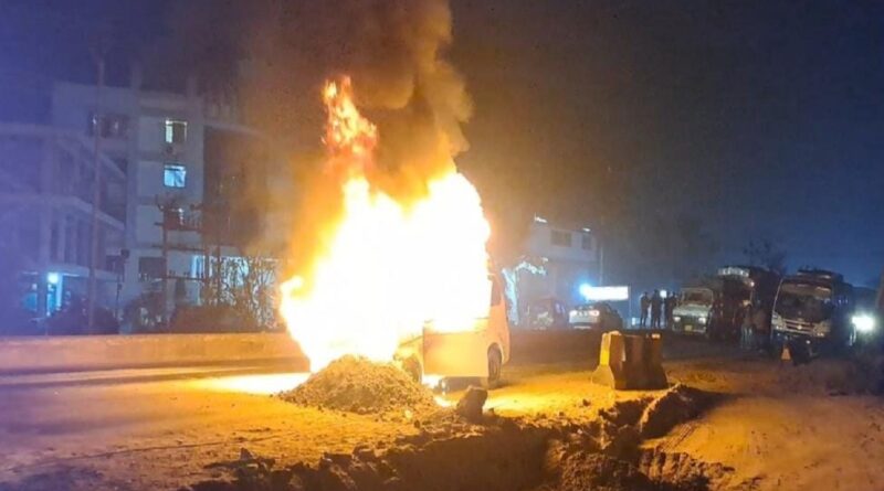 पटना से समस्तीपुर आ रही कार में अचानक लगी आग, दो दमकलों ने आग पर पाया काबू 1 Hajipur The Burning Car 01
