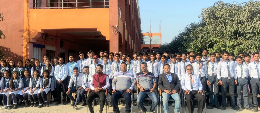 गुरूकुल सीनियर सेकेंड्री स्कूल में 10वीं कक्षा के विद्यार्थियों को दी गई फेयरवेल 1 IMG 20230209 WA0066