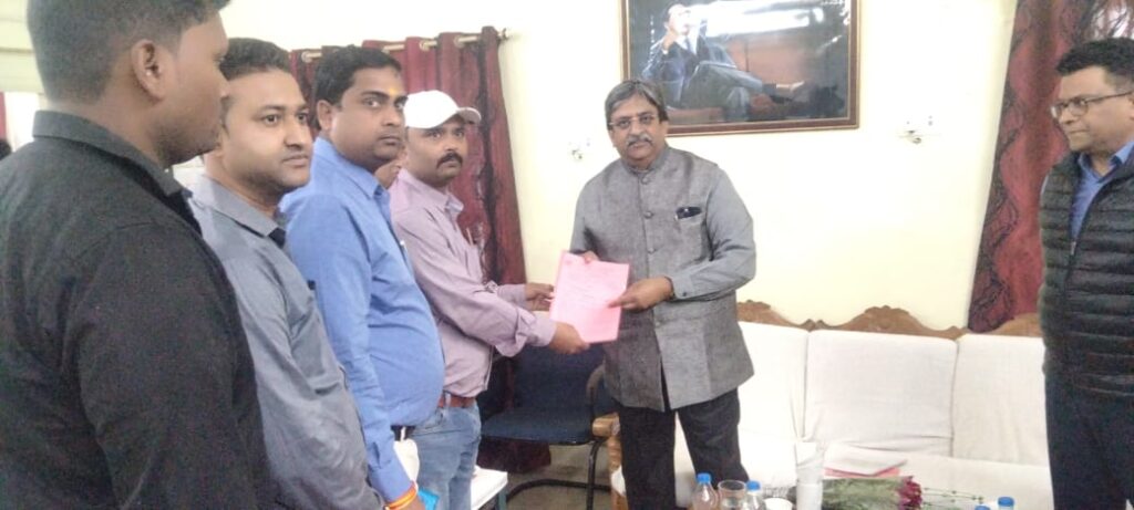 प्रधान मुख्य विद्युत अभियंता को लोको शाखा ईसीआरकेयू समस्तीपुर के शाखा सचिव ने स्मार पत्र सौंपा 1 IMG 20230213 WA0034