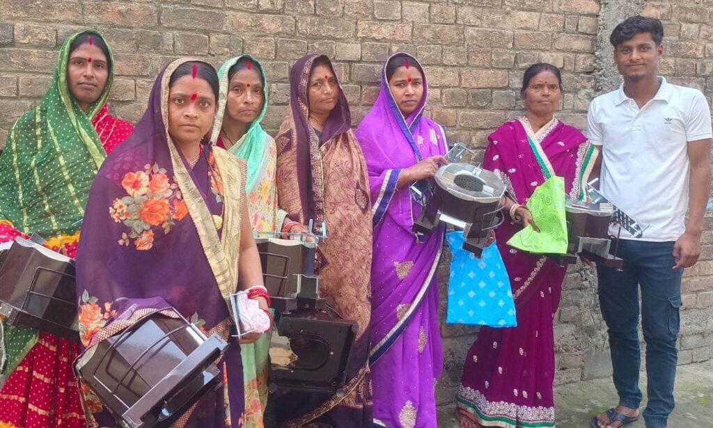 विभूतिपुर में पूर्व मुखिया के द्वारा लगभग 310 महिला गृहणियों के बीच मुफ्त लकड़ी चूल्हा का किया गया वितरण 1 IMG 20230221 WA0115 01