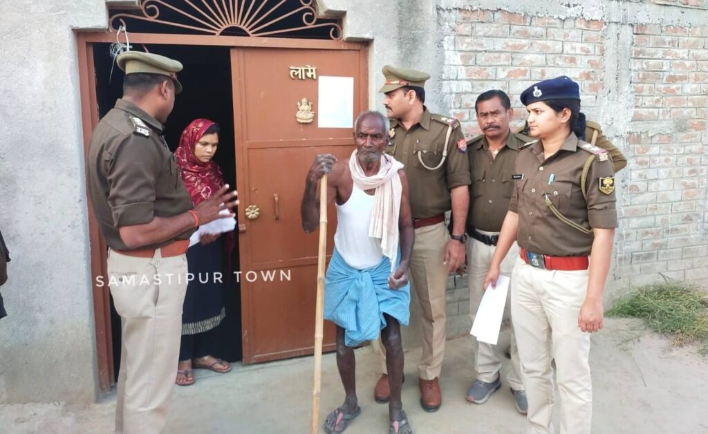 समस्तीपुर के आनंदगोलवा गांव पहुंच यूपी पुलिस ने फरार अपराधी के घर चिपकाया इश्तेहार, एनकाउंटर में पहले ही मारे जा चुके हैं दो भाई 1 IMG 20230223 WA0003 01