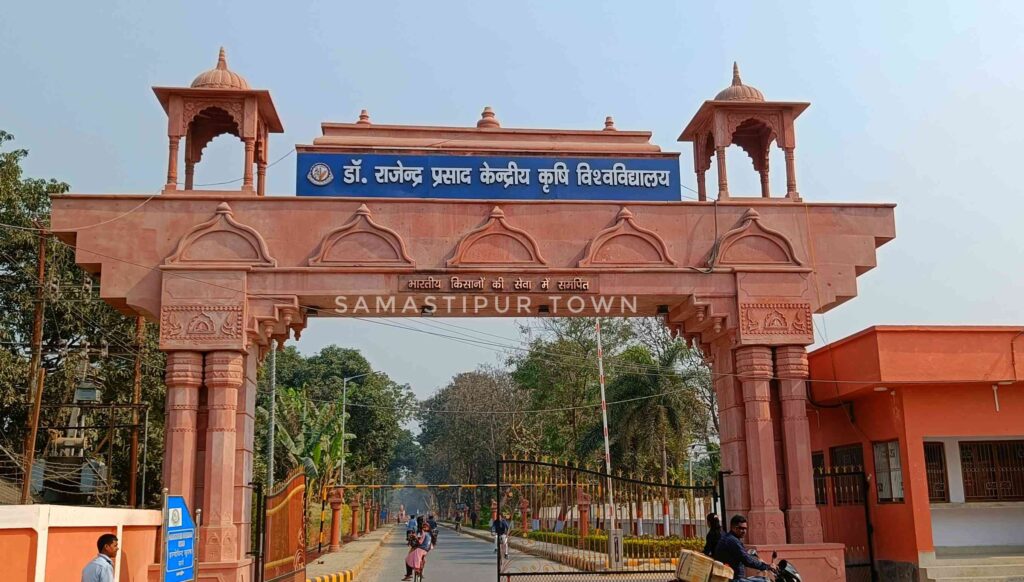 केंद्रीय कृषि विश्वविद्यालय के नये छात्रों से भरी बस को रोककर मारपीट, विश्वकर्मा भगवान की प्रतिमा विसर्जन को जा रहे युवकों ने की मारपीट 1 IMG20230216133449 01