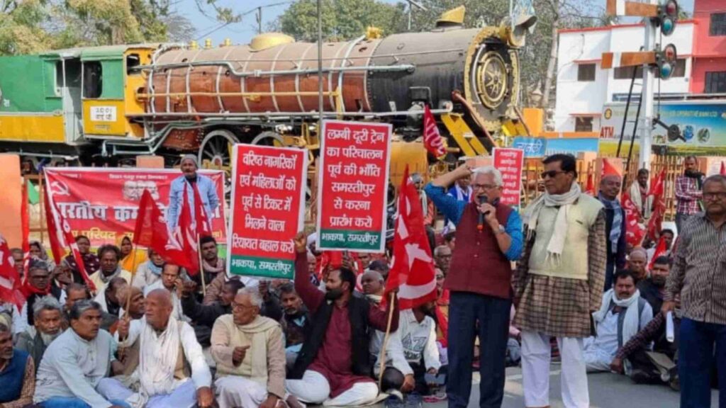 सवारी ट्रेन में एक्सप्रेस ट्रेन का भाड़ा लिए जाने का हुआ विरोध, बुजुर्गो की रियायत सेवा शुरू किये जाने की मांग 1 Picsart 23 02 01 18 35 01 739