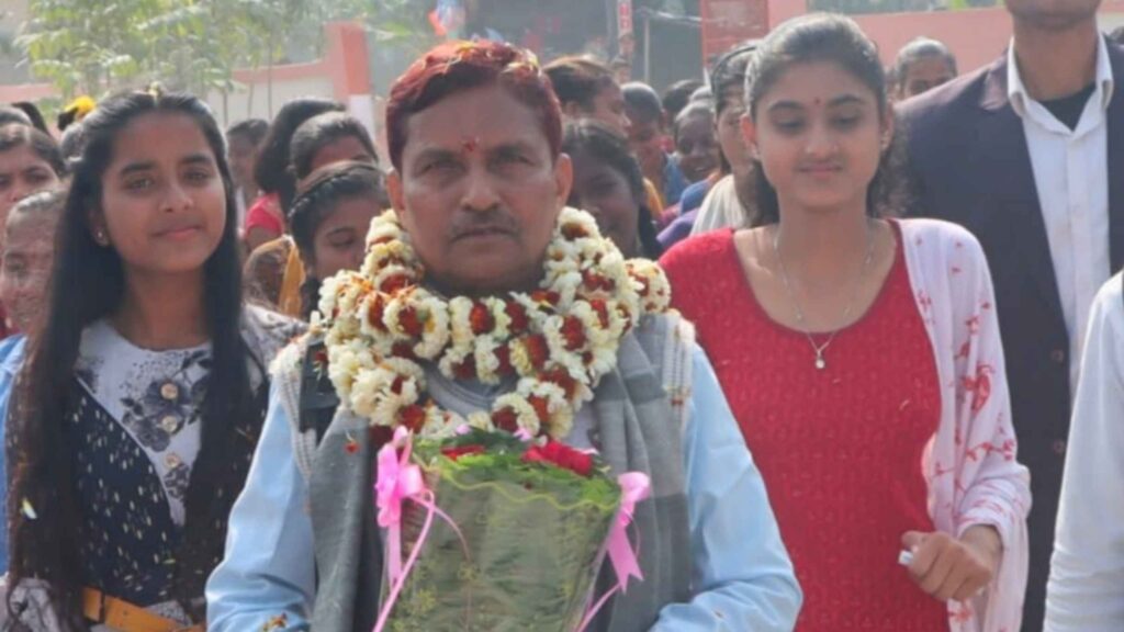विद्यापतिनगर के कारी सिंह उच्चतर माध्यमिक विद्यालय गढ़सिसई से सेवानिवृत्ति होने पर प्राचार्य को दी गई विदाई 1 Picsart 23 02 01 19 12 10 332