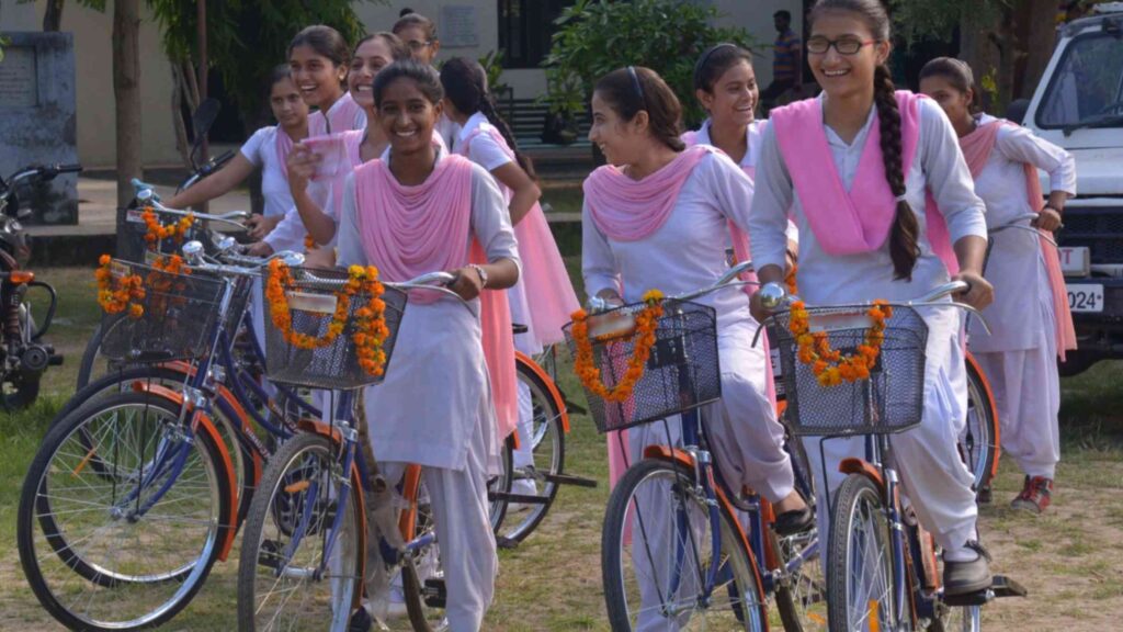 बिहारः साइकिल योजना में 500 करोड़ की गड़बड़ी? दस साल से अधिकारी सरकार को नहीं दे रहे हिसाब; कहीं गबन तो नहीं 1 Picsart 23 02 03 18 11 00 428