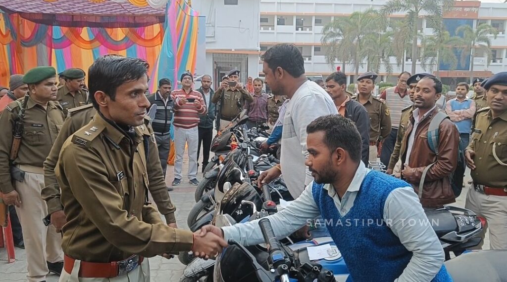 चाेरी हुई बाइक की चाभी SP ने सौंपी तो खिल उठे चेहरे, लोगों ने कहा- समस्तीपुर पुलिस की बदल रही है छवि 1 Screenshot 2023 02 02 16 57 30 93 92460851df6f172a4592fca41cc2d2e6 01