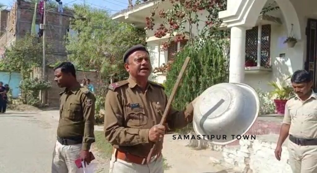 आर्म्स एक्ट मामले में फरार चल रहे आरोपी के घर पुलिस ने थाली बजाकर चिपकाया इश्तेहार 1 Screenshot 2023 02 13 08 25 58 52 92460851df6f172a4592fca41cc2d2e6 01