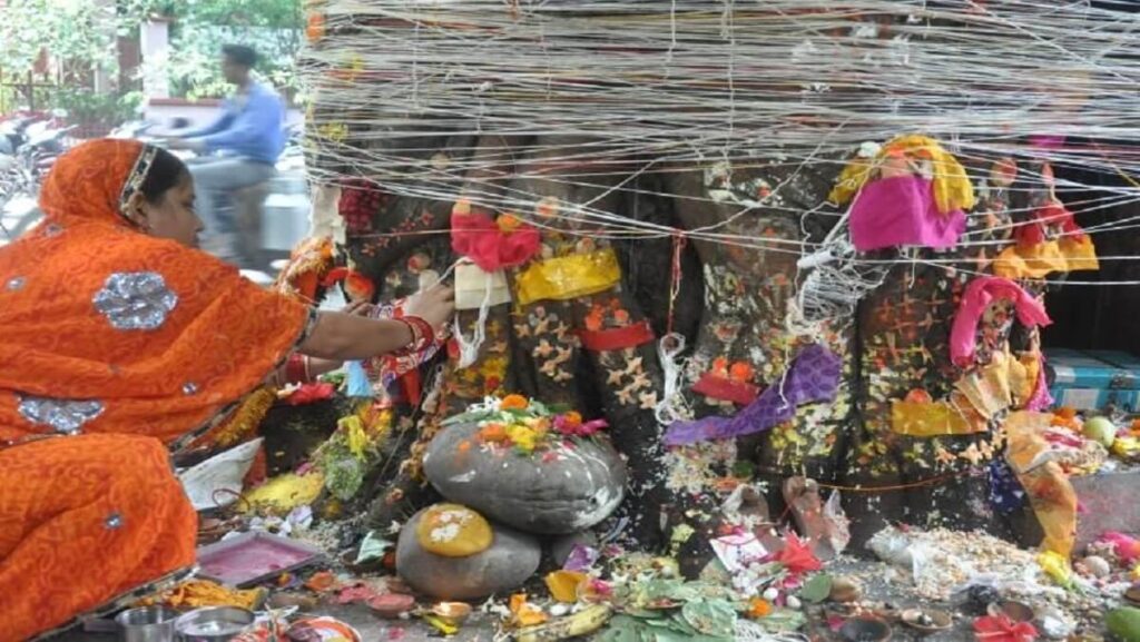 समस्तीपुर में सोमवती अमावस्या पर सुहागिनों ने पीपल की परिक्रमा कर मांगी पति की लंबी उम्र 1 dsc 0592 1467617022 835x547 01