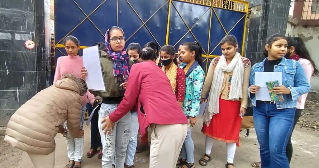 समस्तीपुर में 79 केंद्रों पर आज से इंटर की परीक्षा शुरू, हर सेंटर पर वीडियोग्राफी और तीन लेयर सुरक्षा की व्यवस्था 1 f4c5eb14 6745 45e8 936f bc81b53e0ad0 1675226298.jfif 01