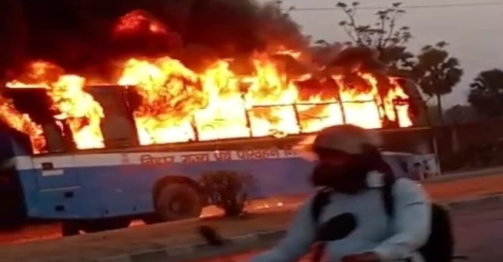 हाजीपुर में सरकारी CNG बस धूं-धूं कर जली, 54 यात्री सवार थे... 1 20230301 202222