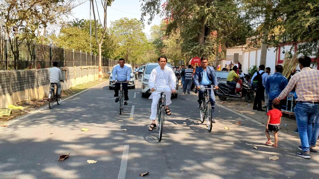 साइकिल से बिहार विधानसभा पहुंचे मंत्री तेजप्रताप यादव, बोले- पर्यावरण बचाना है, तो साइकिल चलाना है 1 20230302 163028