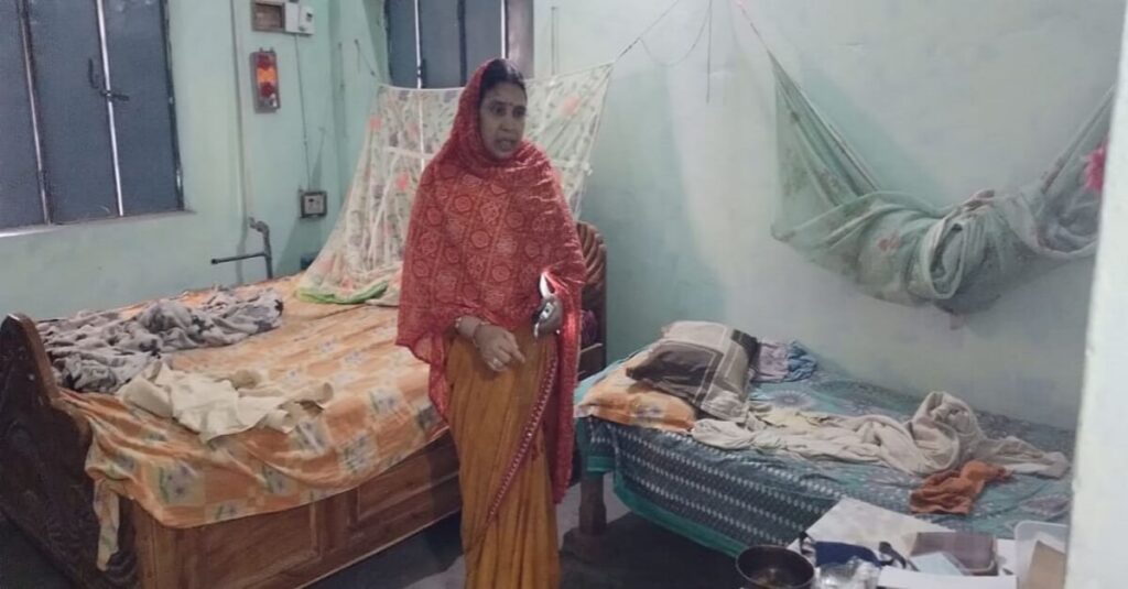 बिहार में अफसर को सरकारी क्वार्टर में ही लूट लिया, सीओ को पत्नी समेत बंधक बनाकर दुस्साहसिक वारदात से सनसनी 1 20230307 175107