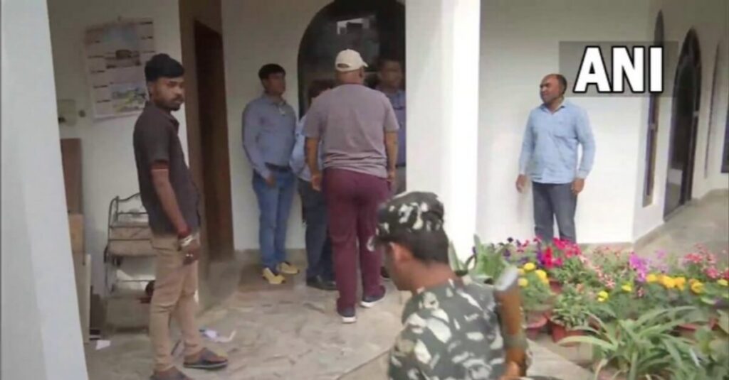 लालू परिवार के खिलाफ बड़ी कार्रवाई, तेजस्वी और चार बहनों के दिल्ली वाले ठिकानों पर ED का छापा 1 20230310 131843