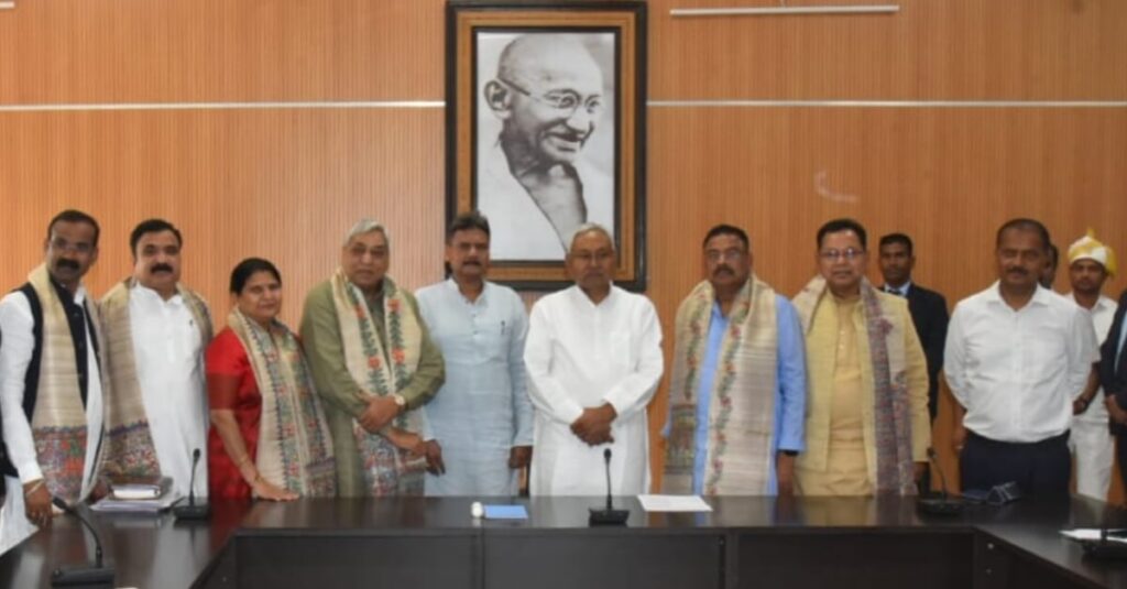 छत्तीसगढ़ से आयी टीम ने CM नीतीश कुमार से की मुलाकात, जाना शराबबंदी का फायदा 1 20230310 145243
