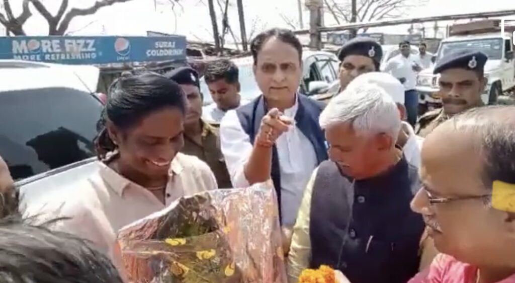 बेगूसराय पहुंचीं पीटी उषा, उड़न परी का हुआ भव्य स्वागत; दिनकर की प्रतिमा पर किया माल्यार्पण 1 20230312 153724