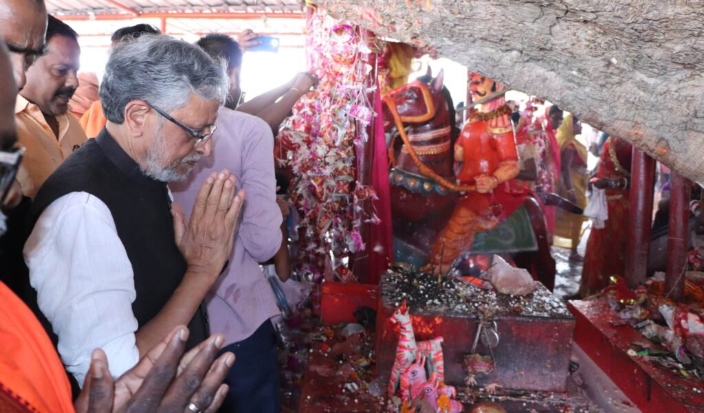 रामनवमी पर बाबा केवल धाम पहुंचे सुशील मोदी, धर्मशाला निर्माण के लिए सांसद मद से 10 लाख रुपये की घोषणा 1 20230330 184727 01
