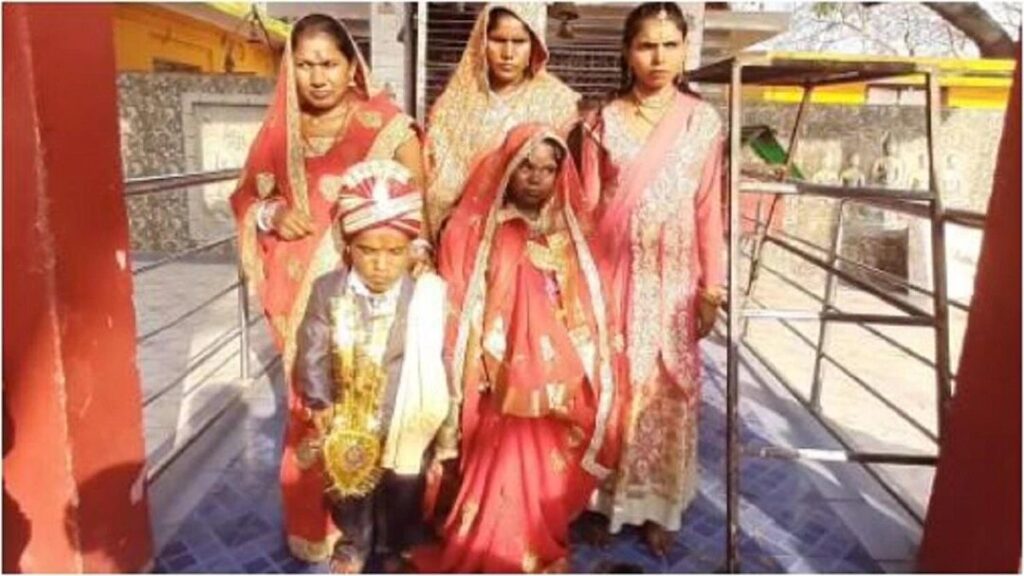 बिहार: रब ने बना दी जोड़ी! 3 फीट के दूल्हे को मिली साढ़े तीन फीट की दुल्हन, मंदिर में लिए फेरे 1 222 sixteen nine