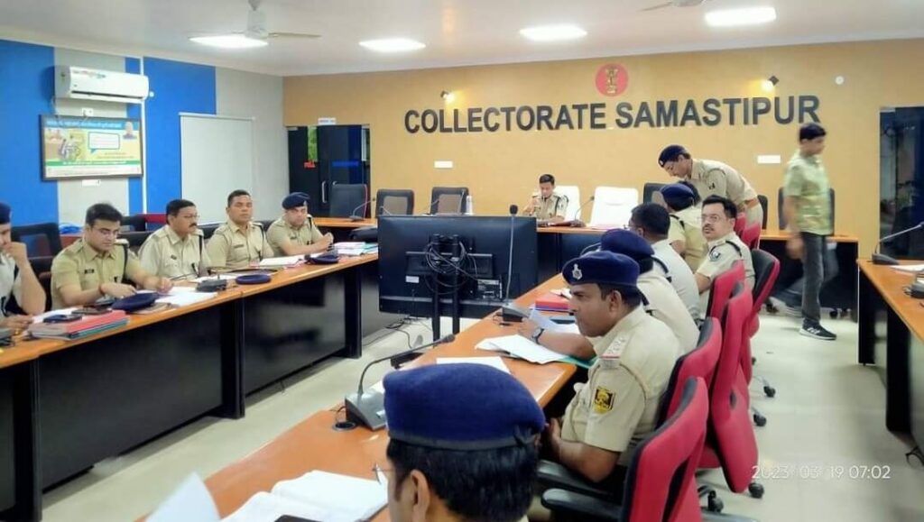 SP ने क्राइम मिटिंग के दौरान पुलिस पदाधिकारियों को दिया टास्क, बैंकों के आसपास निगरानी बढ़ाने का निर्देश 1 FB IMG 1679210003103 01