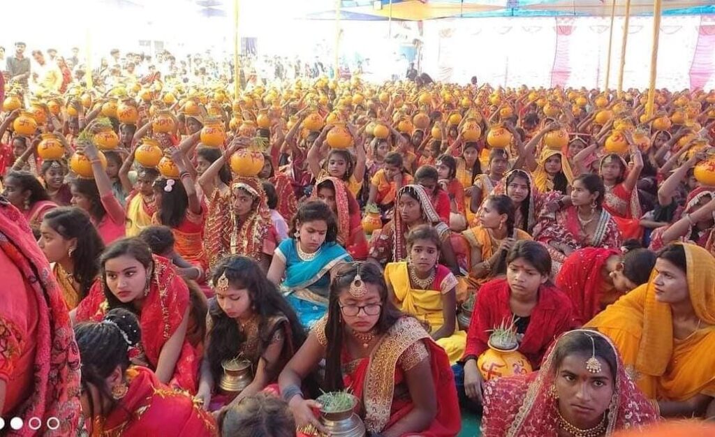 कलश यात्रा के साथ शुरू हुआ नौ कुंडीय गायत्री महायज्ञ, गायत्री मंत्र व भक्ति गीतों से गूंजा इलाका 1 IMG 20230312 WA0086 01