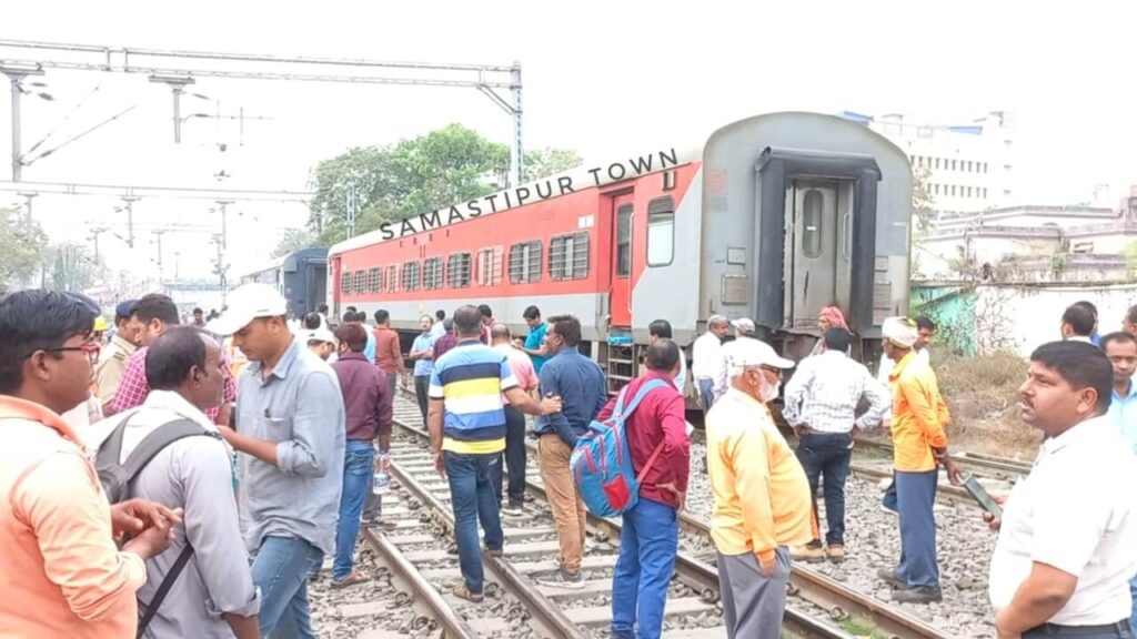 समस्तीपुर स्टेशन पर ट्रेन हुई बेपटरी, शंटिंग के दौरान सैलून के AC बोगी का चार चक्का हुआ बेपटरी 1 IMG 20230318 WA0035 01