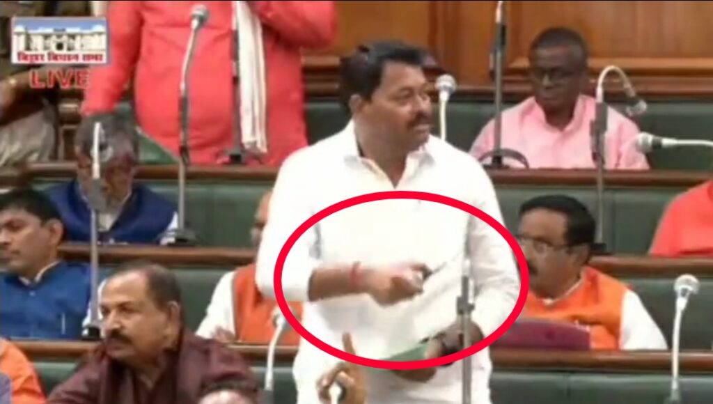 BJP विधायक लखिन्द्र पासवान सदन की कार्यवाही से दो दिन सस्पेंड, माइक तोड़ने का है आरोप 1 Picsart 23 03 14 15 00 46 030